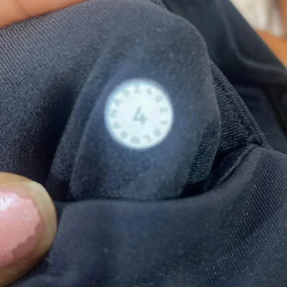 Lululemon Black Cropped Leggings With Mesh Side Panel Size 4 Inseam 17” - Picture 8 of 9